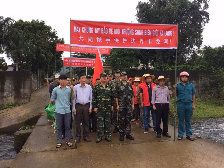 Quang cảnh lễ ra quân dọn vệ sinh môi trường. Ảnh: Đồn Biên phòng Pò Hèn cung cấp.