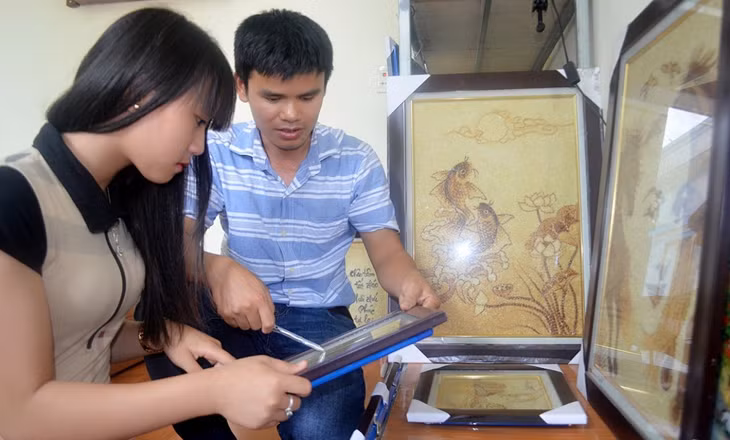 Cơ sở vẽ tranh gạo của anh Phạm Văn Tuân nhận được sự kích lệ của chính quyền địa phương