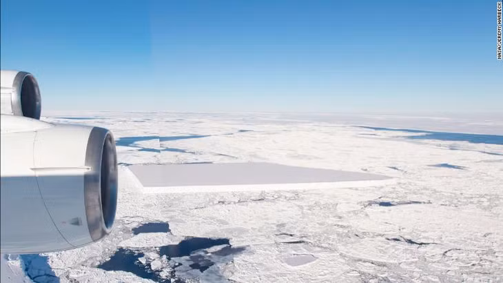 Hình ảnh được ghi nhận trong chuyến bay thuộc Chiến dịch IceBridge qua khu vực phía bắc Bán đảo Nam Cực, ngày 16-10.