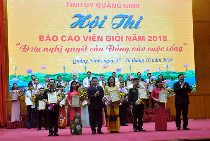 Ban Tổ chức Hội thi tặng hoa và Giấy chứng nhận tham dự Hội thi cho các thí sinh