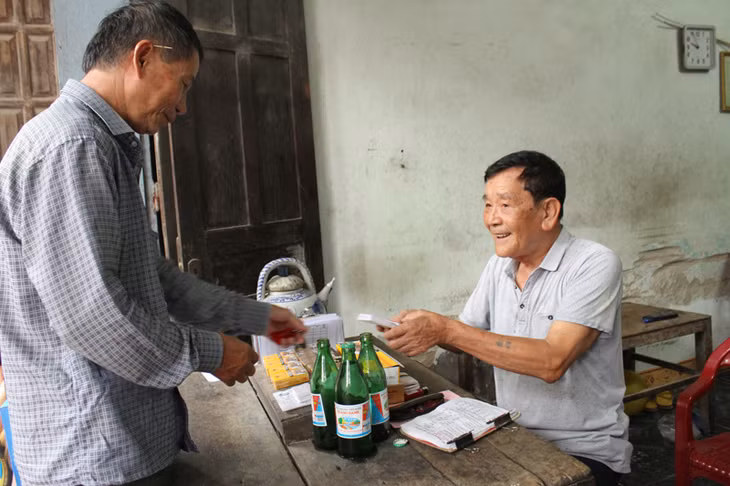 Ông Hà bán vé số cho khách.