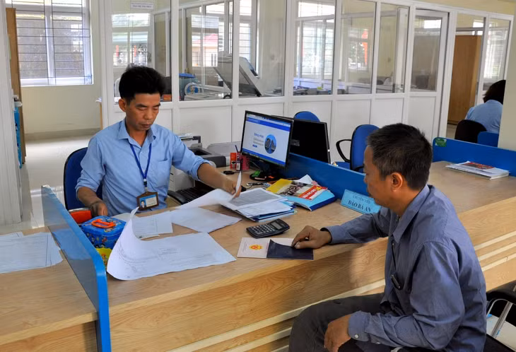  Cán bộ Trung tâm hành chính công huyện Hoành Bồ tận tình, chu đáo giải quyết thủ tục hành chính cho người dân. 