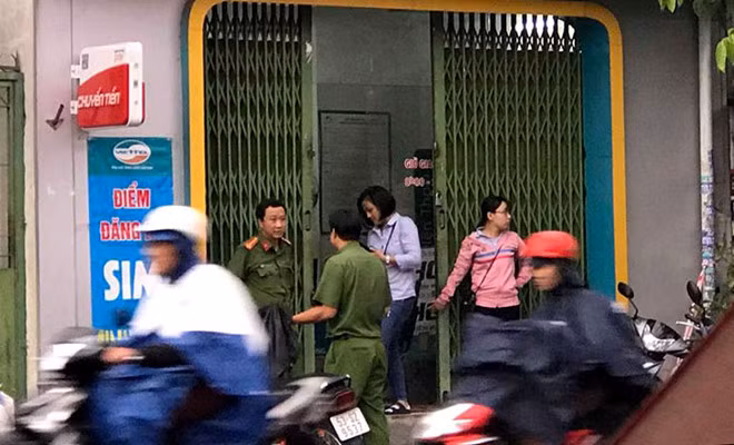 Công an khám nghiệm hiện trường. Ảnh: Thuận Lâm.