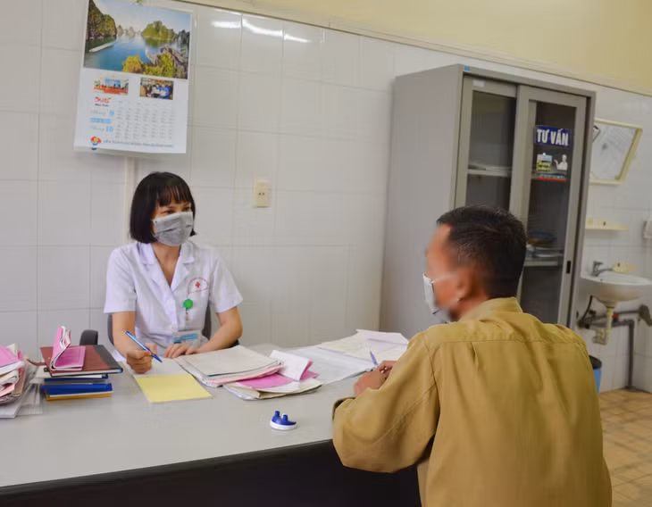 Người bệnh HIV được tư vấn sử dụng thuốc ARV tại Bệnh viện Đa khoa tỉnh