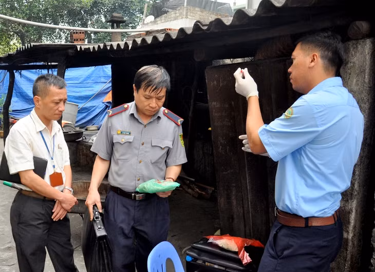 Cán bộ của các cơ quan chức năng trực tiếp test nhanh nồng độ của các cơ sở sản xuất rượu thủ công.