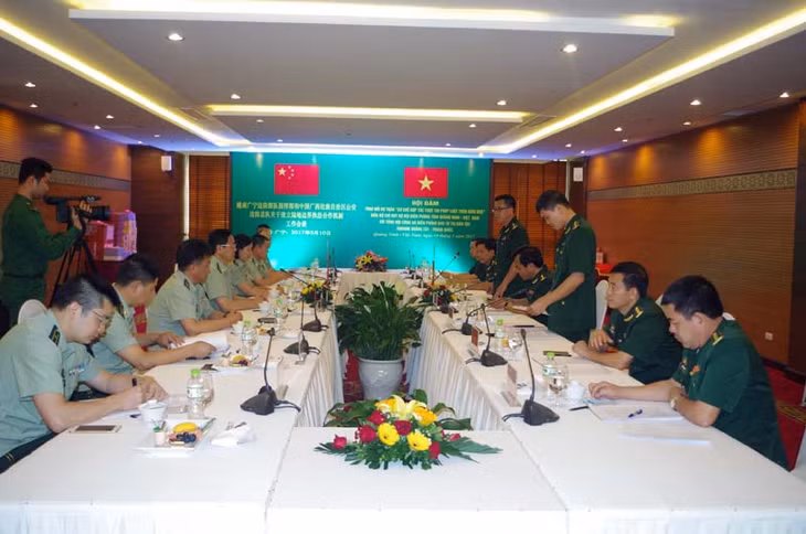BĐBP Quảng Ninh (Việt Nam) hội đàm với Tổng đội Công an Biên phòng Khu tự trị dân tộc Choang Quảng Tây (Trung Quốc) năm 2017. Ảnh: Quang Minh