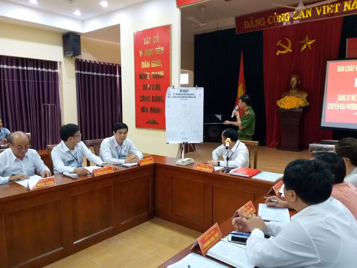 Lãnh đạo Công an phường Cao Xanh báo cáo phương án xử lý tình huống khủng bố, giải thoát con tin