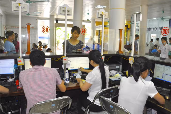Làm thủ tục cho bệnh nhân đến khám, chữa bệnh tại Bệnh viện Bãi Cháy. Ảnh: Thu Nguyệt