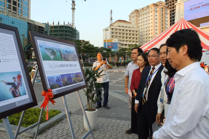 Đại biểu tham quan triển lãm.