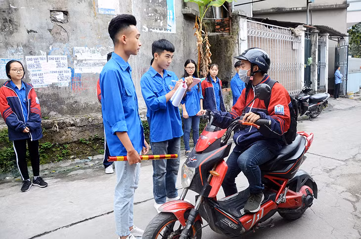 Đội tuyên truyền ATGT của các lớp học ở Trường THPT Vũ Văn Hiếu (TP HẠ Long) nhắc nhở các bạn học sinh thực hiện đúng luật khi tham gia giao thông. 