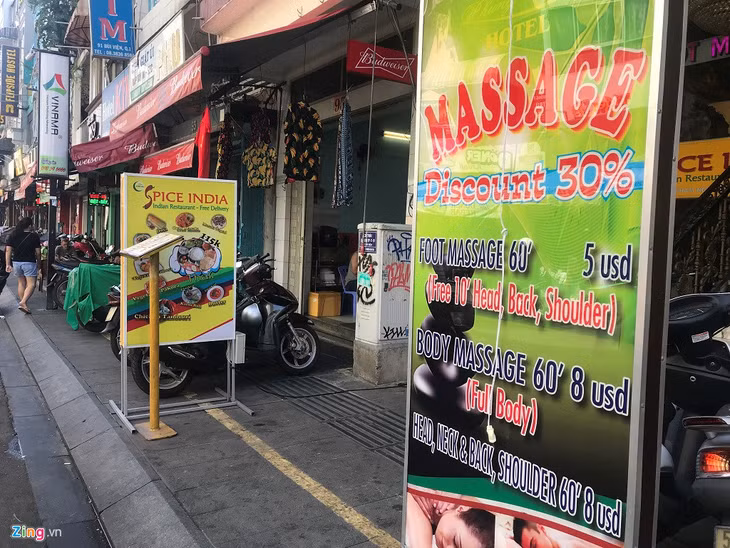 Tại khu phố Tây ở trung tâm quận 1, TP.HCM, nhiều dịch vụ được niêm yết giá bằng ngoại tệ. Ảnh: Phúc Minh.