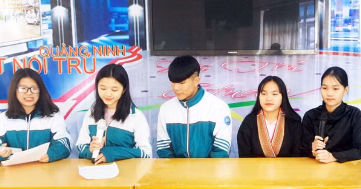 Các thành viên nhóm phát thanh trong CLB Studio của trường PTDTNT tỉnh tham gia thực hiện chương trình phát thanh trong trường