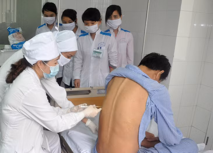Lấy mẫu xét nghiệm cho bệnh nhân tại Bệnh viện Lao và phổi tỉnh. Ảnh: Thu Nguyệt.