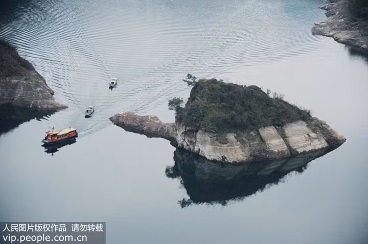 Đảo Rùa, sông Muodaoxi (làng Longshi,Vân Dương, Trùng Khánh, Trung Quốc): Hàng năm vào mùa xuân, hàng ngàn du khách đổ xô đến thăm hồ chứa Gorges để ngắm nhìn hòn đảo hình con rùa xinh đẹp xuất hiện trên sông Muodaoxi. Vào mùa xuân, lượng nước trong hồ giảm xuống, lộ ra một hòn đảo xinh đẹp bị chôn vùi trong suốt 9 tháng.