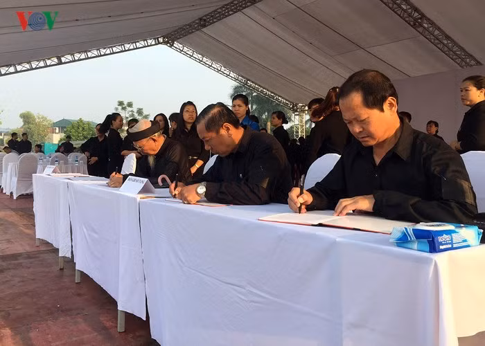 Các đại biểu ghi Sổ tang.