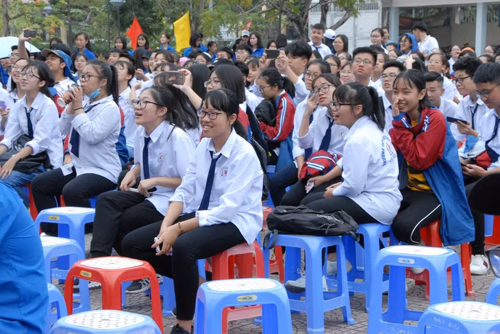 ĐVTN hào hứng theo dõi và cổ vũ các đội thi.