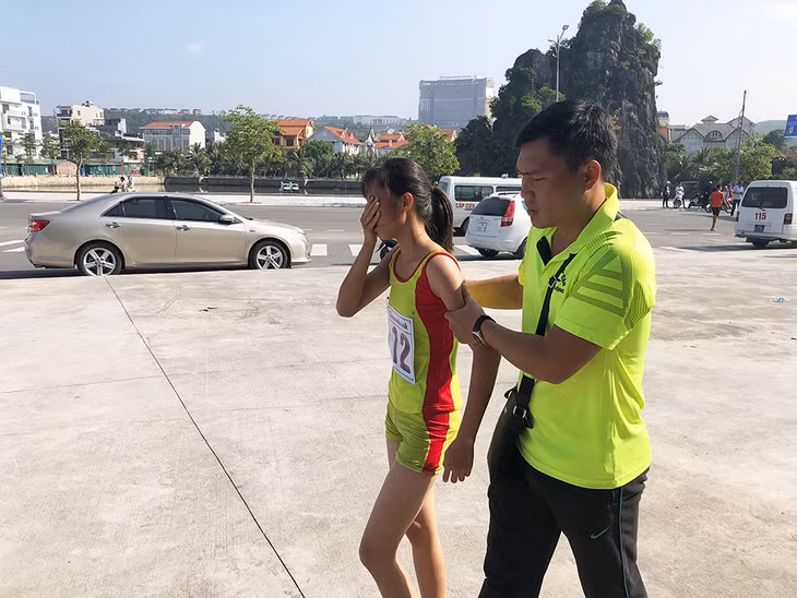 ...và phải nhờ tới sự chăm sóc của các huấn luyện viên để lấy lại sức.