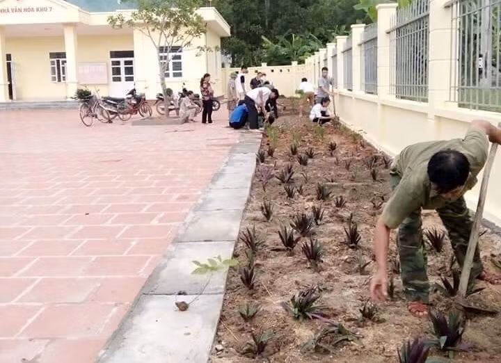 Người dân khu 7 cải tạo vườn hoa tại khuôn viên nhà văn hóa khu
