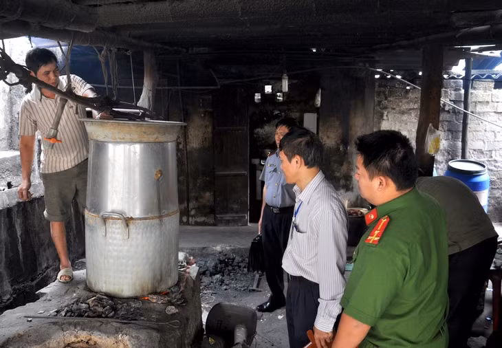Đoản kiểm tra liên ngành về ATTP của tỉnh trực tiếp kiểm tra và tuyên truyền, nhắc nhờ một hộ gia đình sản xuất rượu thủ công trên địa bàn huyện Vân Đồn.
