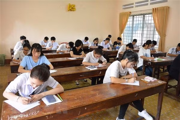 Thí sinh chuẩn bị làm bài thi môn Toán tại điểm thi Trường Trung học Phổ thông Lê Quý Đôn (Đắk Lắk). (Ảnh: Tuấn Anh/TTXVN)