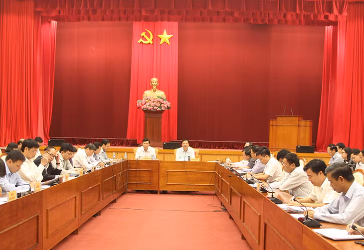 Đồng chí Nguyễn Văn Đọc, Bí thư Tỉnh ủy, Chủ tịch HĐND tỉnh chủ trì cuộc họp.