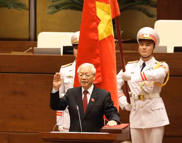 Tổng Bí thư Nguyễn Phú Trọng, Chủ tịch nước Cộng hoà Xã hội chủ nghĩa Việt Nam nhiệm kỳ 2016-2021 thực hiện nghi thức tuyên thệ nhậm chức trước Quốc hội, đồng bào và cử tri cả nước. (Ảnh: Thống Nhất/TTXVN)