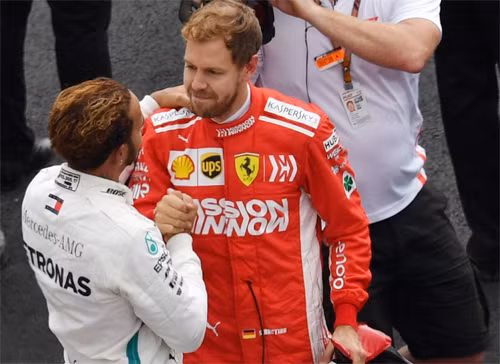 Vettel chúc mừng Hamilton sau khi khép lại chặng đua ở Mexico.