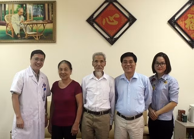 Bệnh nhân Hà Hữu Hiệu, 77 tuổi, ở Yên Lãng, Hải Phòng (giữa).
