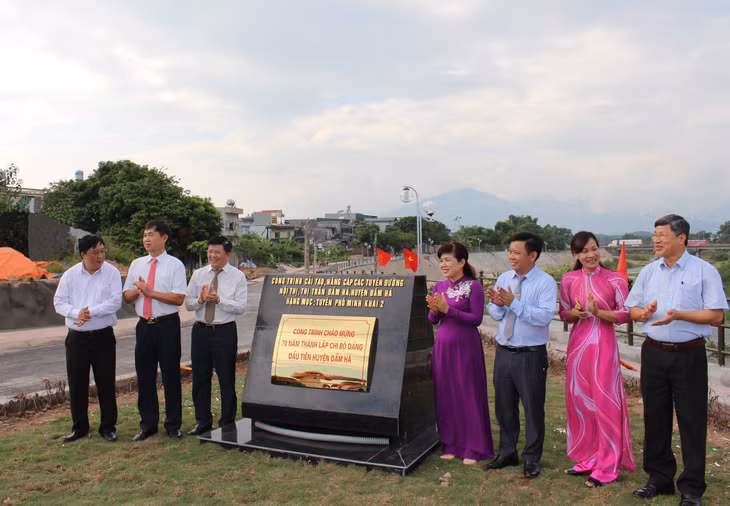 Ngày 26/10, huyện Đầm Hà tổ chức lễ gắn biển công trình cải tạo nâng cấp các tuyến đường nội thị, thị trấn Đầm Hà (hạng mục tuyến phố Minh Khai 2) là công trình kỷ niệm 70 năm Ngày thành lập chi bộ Đảng đầu tiên huyện Đầm Hà 28/10 (1948 – 2018).
