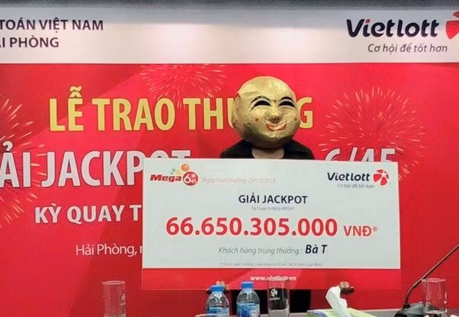 Giải Jackpot sản phẩm Mega 6/45 trị giá 66,6 tỷ đồng vừa được trao cho bà T., đến từ Quảng Ninh. (Ảnh: Vietlott)