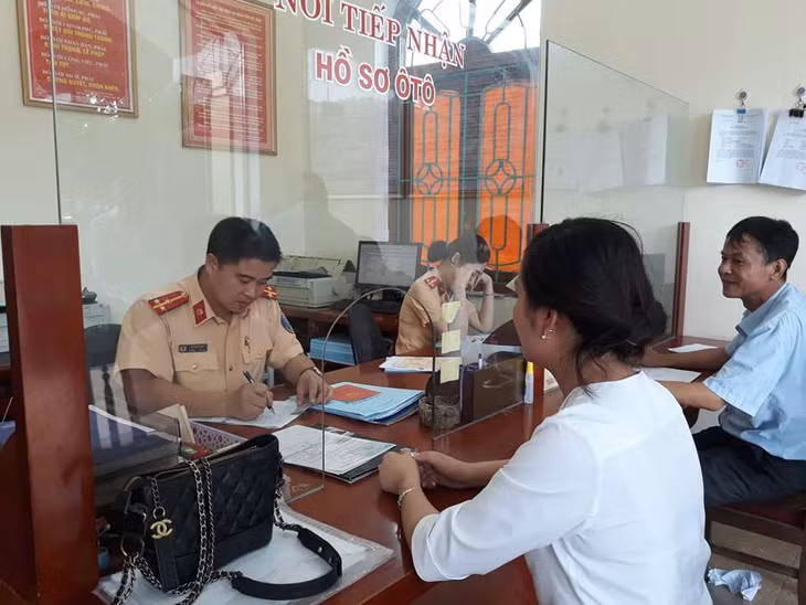 Người dân đến đăng kí phương tiện tại Phòng Cảnh sát giao thông đường bộ, đường sắt (Công an tỉnh).