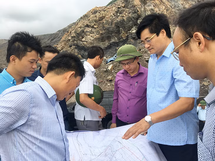 Lãnh đạo TP Cẩm Phả đi kiểm tra hiện trạng khu vực xin chấp thuận chủ trường đầu tư Dự án khai thác lộ thiên Tây Lộ Trí của Tổng Công ty Đông Bắc