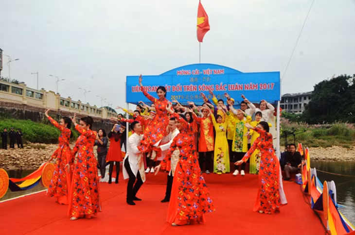 Hát đối trên sông biên giới là một trong những hoạt động thường xuyên trong khuôn khổ Hội chợ Thương mại, du lịch quốc tế Trung-Việt