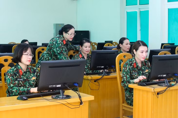Đại úy Phạm Thị Huế (người đứng) hỗ trợ CBCS thực hành nhiệm vụ huấn luyện.