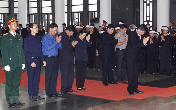 Đoàn Tỉnh ủy, HĐND, UBND, Ủy ban MTTQ Việt Nam tỉnh Sơn La viếng nguyên Tổng Bí thư Đỗ Mười. (Ảnh: TTXVN)