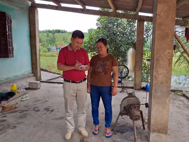 Cán bộ Ban Quản lý Dự án Đầu tư – Xây dựng huyện Hoành Bồ trao đổi với lãnh đạo thôn Khe Niêu về điều kiện thủy văn để xây dựng cầu