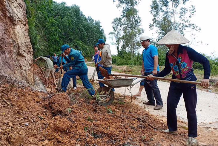 Cán bộ, công chức, chiến sĩ, nhân dân tham gia dọn vệ sinh môi trường tại bản Khe O, xã Lục Hồn trong khuôn khổ chương trình phối hợp làm công tác dân vận định kỳ giữa Lâm Trường 156 (Đoàn Kinh tế - Quốc phòng 327), Ban Tuyên giáo Huyện ủy, Phòng GD&ĐT và UBND xã Lục Hồn.