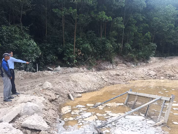 Hệ thống thu gom đất đá, cát, sỏi tại khu vực đồi khu 10B, phường Cửa Ông nhằm hạn chế chảy trôi xuống lòng đường, hồ, rãnh thoát nước