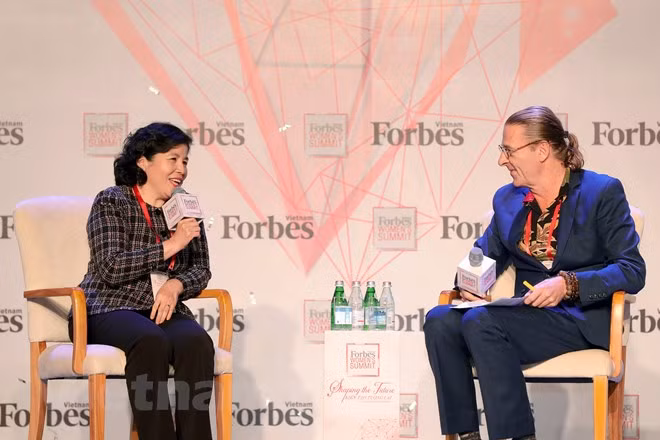 Bà Mai Kiều Liên trò chuyện cùng ông Dominic Scriven, Chủ tịch quỹ đầu tư Dragon Capital trên sân khấu Women Summit 2018 do Forbes Việt Nam tổ chức. (Ảnh: Lý Võ Phú Hưng/Vietnam+)