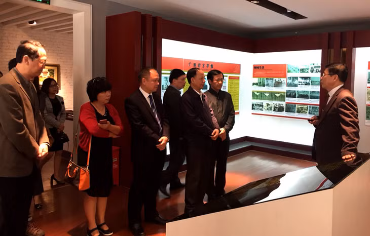 Đoàn công tác Báo Quảng Ninh thăm Nhà lưu niệm các trường học Việt Nam tại Đại học Sư phạm Quảng Tây.