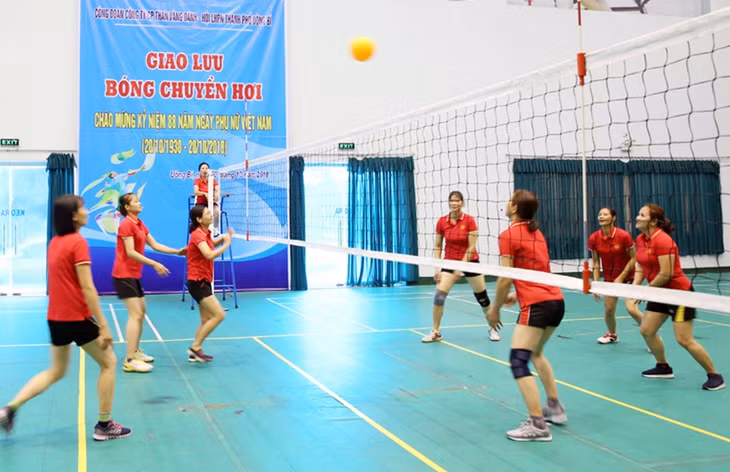 Giao lưu bóng chuyền hơi trong nữ CNLĐ Công ty CP Than Vàng Danh nhân dịp kỷ niệm 88 năm thành lập Hội Liên hiệp phụ nữ Việt Nam 20/10 (2030-2018)