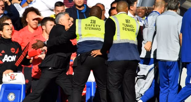  FA vẫn đang cân nhắc phạt Mourinho sau sự cố trận Man Utd - Chelsea