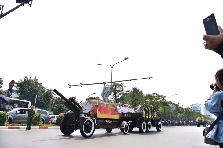 Dòng người hai bên đường Giải Phóng tiễn biệt nguyên Tổng Bí thư Đỗ Mười lần cuối. Ảnh: VOV