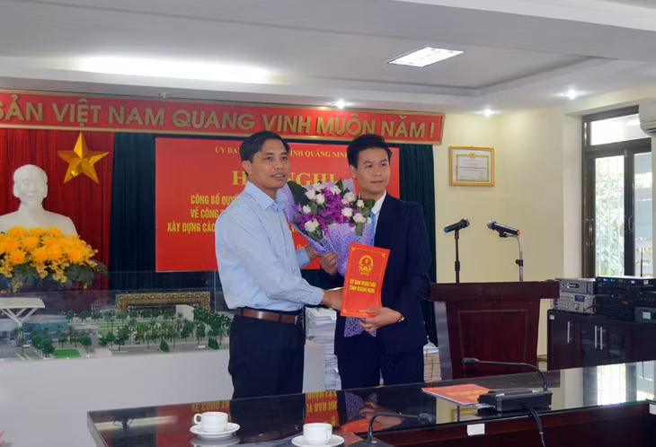 Đồng chí Nguyễn Đức Long, Chủ tịch UBND tỉnh trao quyết định cho đồng chí