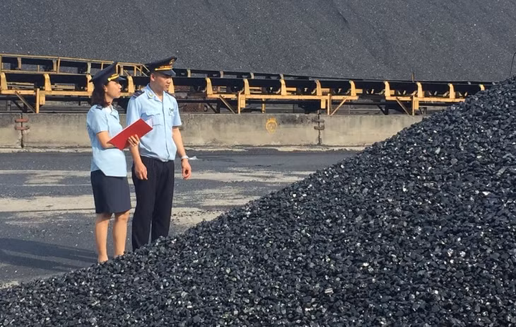 Cục Hải quan tỉnh kiểm tra mặt hàng than nhập khẩu.
