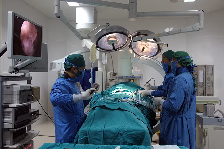 Một ca phẫu thuật nội soi thoát vị đĩa đệm cột sống thắt lưng lối bên.