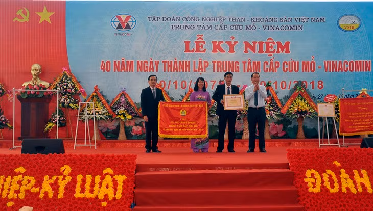 Đồng chí Đặng Thanh Hải, Tổng giám đốc TKV tặng bằng khen và bức trướng của Công đoàn Than khoáng sản Việt Nam cho CBCNV TTCCM. 