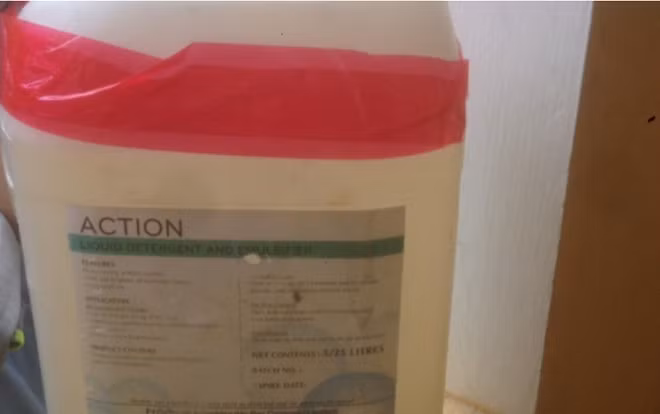 Tang vật của vụ án là 2 can nhựa chứa ma túy dạng lỏng. Ảnh: Công an cung cấp.