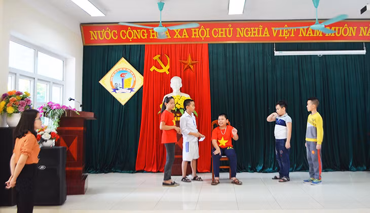 Học sinh Trường Tiểu học Nguyễn Bá Ngọc tập kịch chuẩn bị cho buổi tuyên truyền bảo vệ môi trường ngày 29/10.