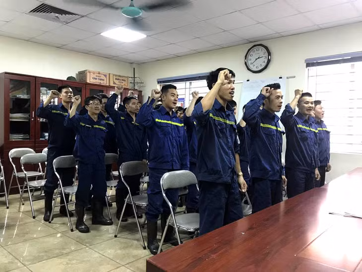Công nhân Công ty CP Than Núi Béo trước giờ vào ca.